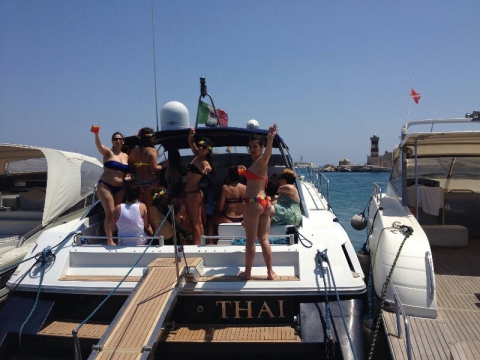 Tra alcol e musica altissima, la nuova frontiera del party: su una barca